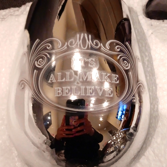 Bradford Exchange, Marilyn Monroe Collectors set of 2 wine glasses, NWT - Picture 2 of 5